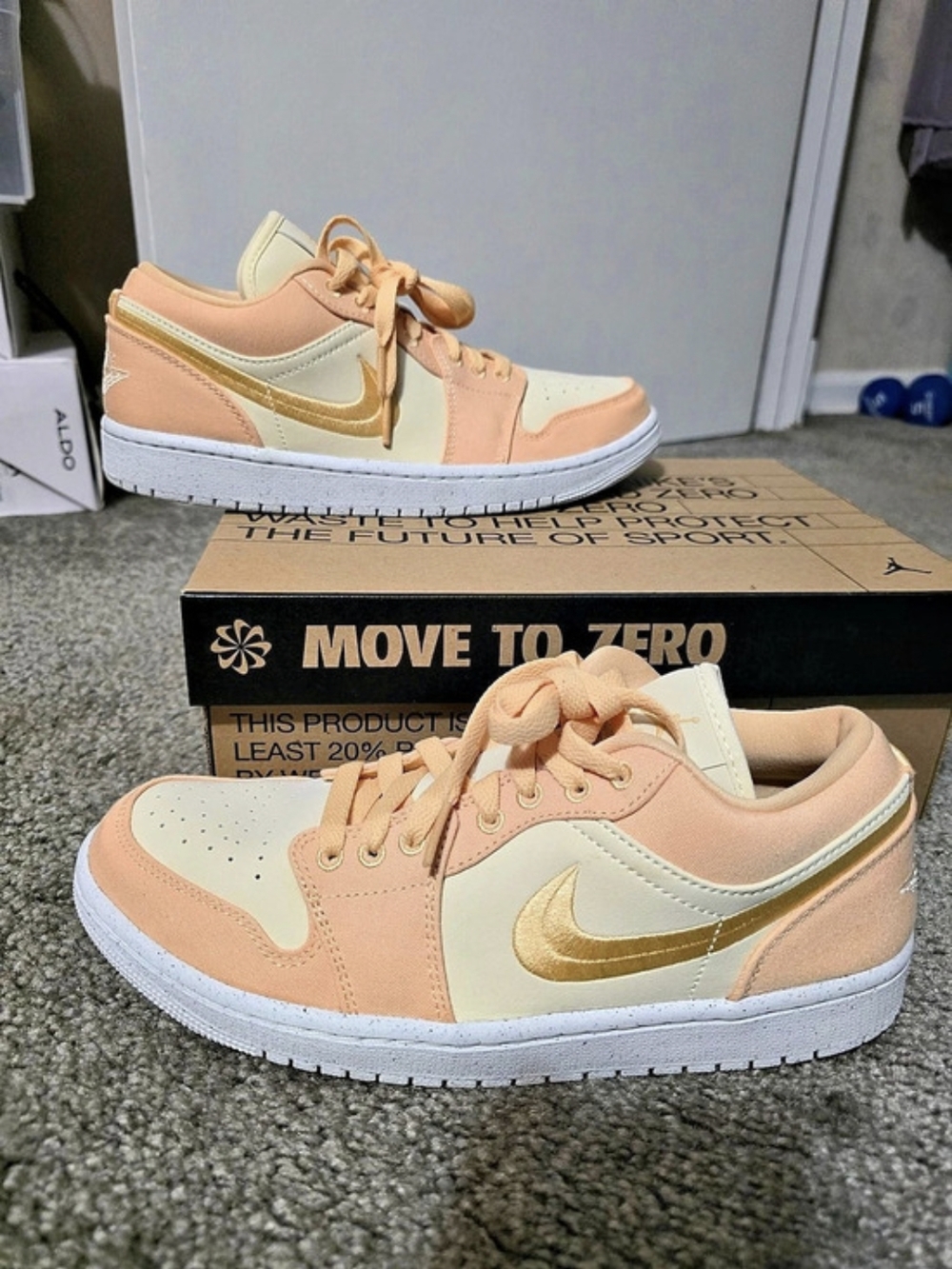 Air Jordan 1 Low SE in Celestial Gold/Muslin-Sail NIB